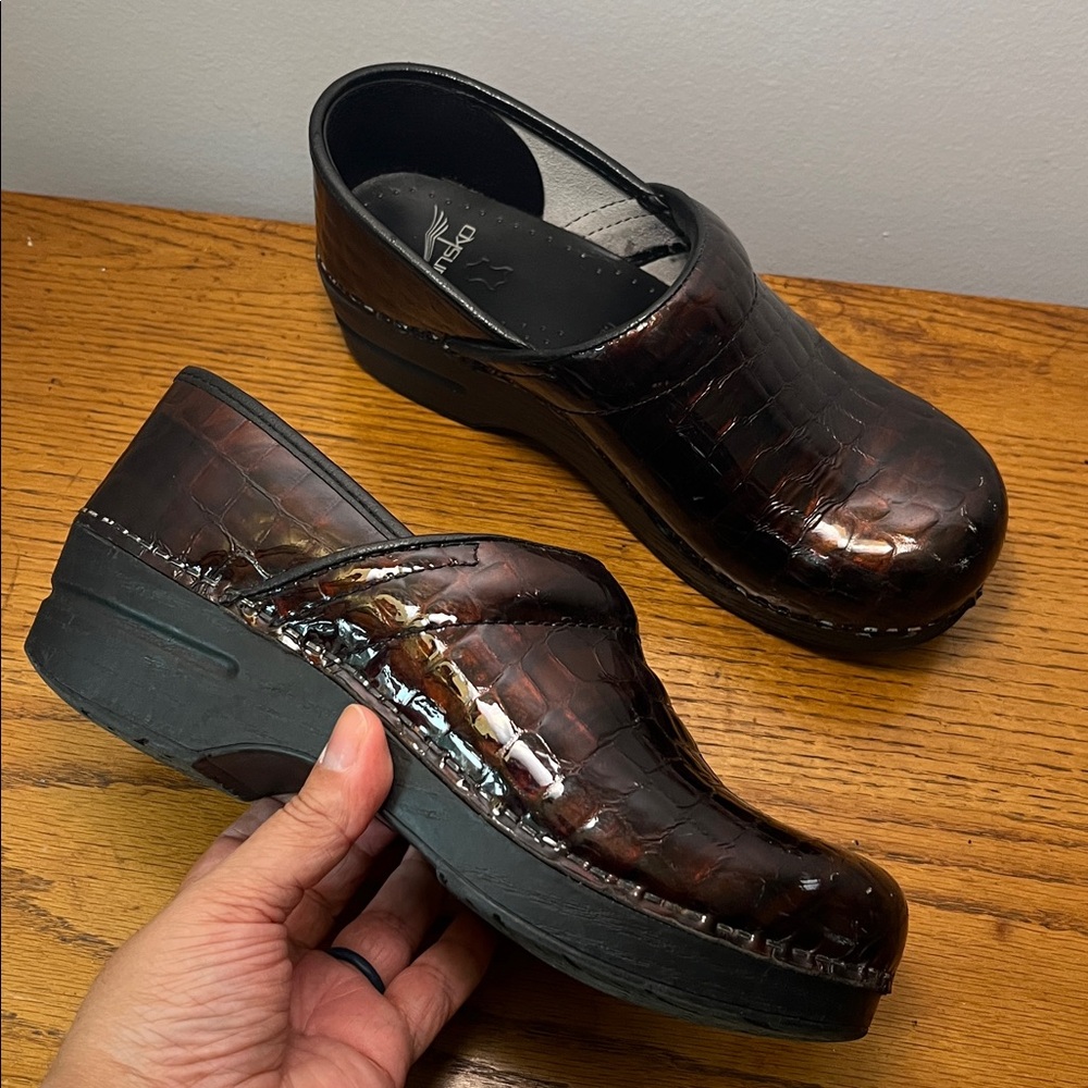 Dansko Professional Brown Maroon Sparkly Metallic Clogs Size 39 EU